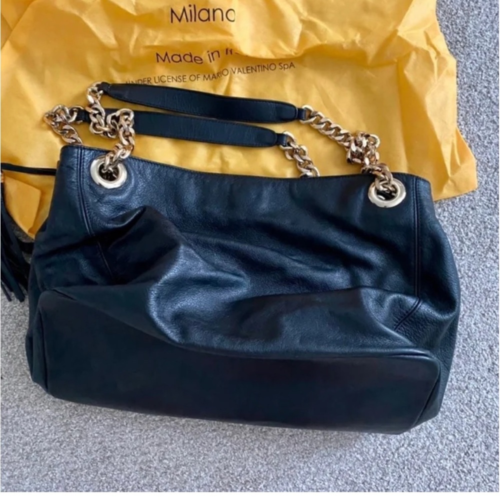 Authentic VALENTINO black leather with chain strap
Excellent condition